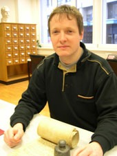 Walter Raaflaub aux Archives de l'Etat de Fribourg avec l'extente du Vanel de 1355